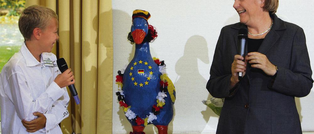 Mit einer EU-Gans erfreute Sechstklässler Henning Spomholz Bundeskanzlerin Angela Merkel (CDU). Er und seine Klassenkameraden hatten diese im Rahmen der Initiative Land aktiv gestaltet. Die Kanzlerin besuchte die Heimvolkshochschule am Seddiner See anlässlich der Grundsteinlegung für einen Tagungsneubau.