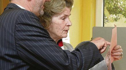 Wahlhelfer. Der frühere Potsdamer Oberbürgermeister und jetzige Ministerpräsident Matthias Platzeck stand am vergangenen Sonntag nicht zur Wahl, agierte aber bei seiner Stimmabgabe als Wahlhelfer, indem er einer Frau den Wahlzettel erklärte. Platzeck hatte vor zehn Jahren im Wahlkreis von Jann Jakobs 52 Prozent der Stimmen geholt und die Linke deutlich distanziert.