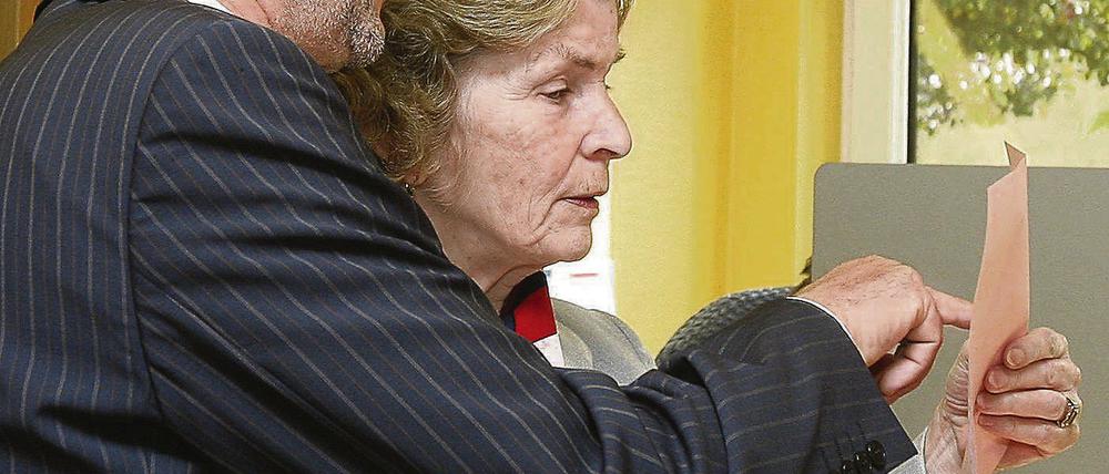 Wahlhelfer. Der frühere Potsdamer Oberbürgermeister und jetzige Ministerpräsident Matthias Platzeck stand am vergangenen Sonntag nicht zur Wahl, agierte aber bei seiner Stimmabgabe als Wahlhelfer, indem er einer Frau den Wahlzettel erklärte. Platzeck hatte vor zehn Jahren im Wahlkreis von Jann Jakobs 52 Prozent der Stimmen geholt und die Linke deutlich distanziert.