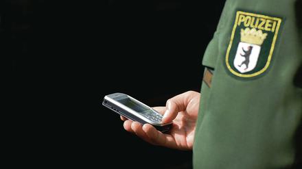 Auf Empfang. Die Berliner Polizei hat ein Kommunikationsproblem. Weil moderne Funkgeräte fehlen, nutzen viele Beamte private Handys.