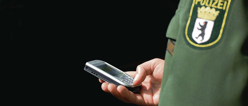Auf Empfang. Die Berliner Polizei hat ein Kommunikationsproblem. Weil moderne Funkgeräte fehlen, nutzen viele Beamte private Handys.
