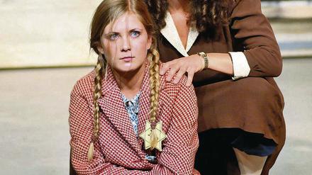 Was tun? Schweren Herzens lässt die Mutter (Andrea Schwemmer) ihre kranke Tochter (Ulla Schlegelberger) auf der Flucht zurück.