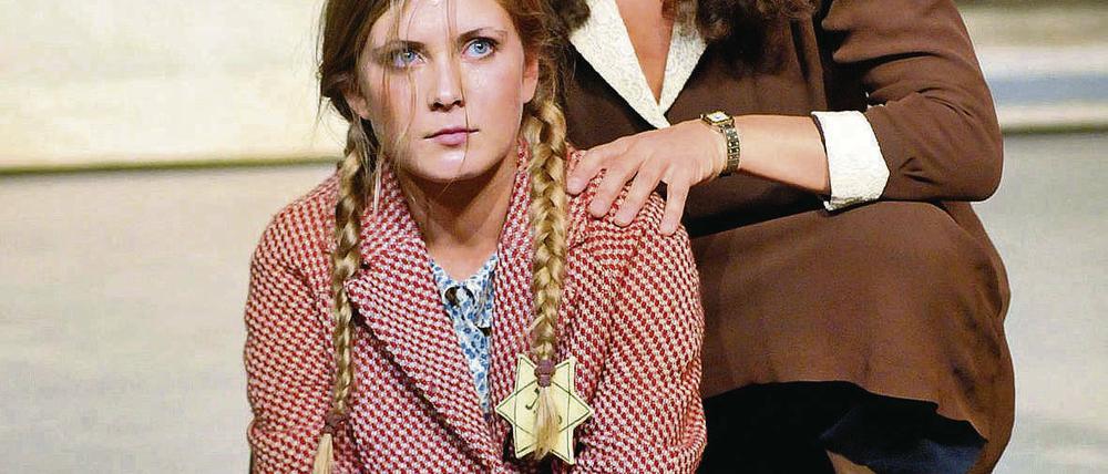 Was tun? Schweren Herzens lässt die Mutter (Andrea Schwemmer) ihre kranke Tochter (Ulla Schlegelberger) auf der Flucht zurück.