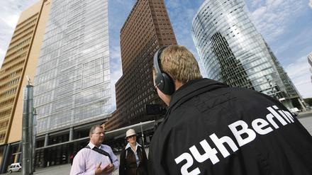 Ganz Berlin ist ein Drehort. Am Potsdamer Platz werden Passanten für das Projekt 24hBerlin gefilmt und befragt.
