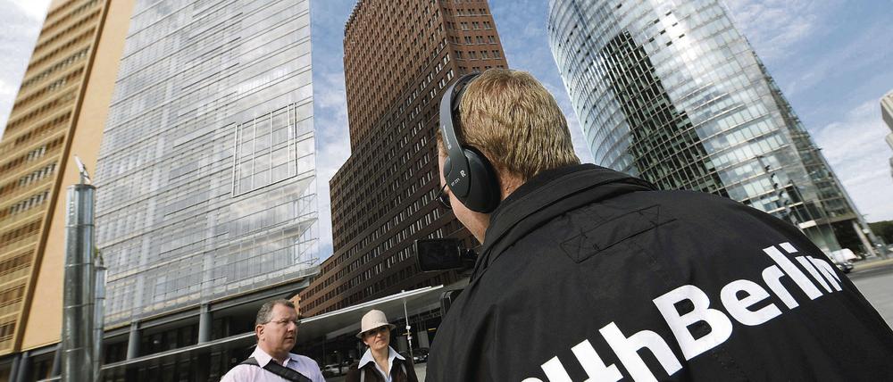 Ganz Berlin ist ein Drehort. Am Potsdamer Platz werden Passanten für das Projekt 24hBerlin gefilmt und befragt.