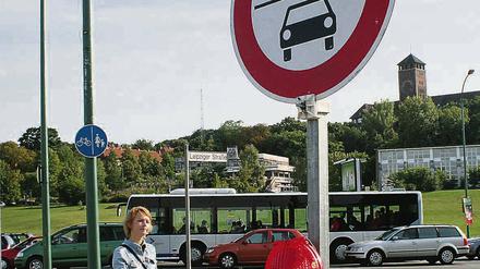 Vertrautes Bild: Auch gestern stauten sich die Autos an der Einfahrt zum Brauhausberg. Die Straßenverwaltung will nächste Woche noch die Ampelzeiten ändern.
