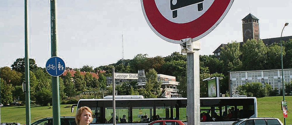 Vertrautes Bild: Auch gestern stauten sich die Autos an der Einfahrt zum Brauhausberg. Die Straßenverwaltung will nächste Woche noch die Ampelzeiten ändern.