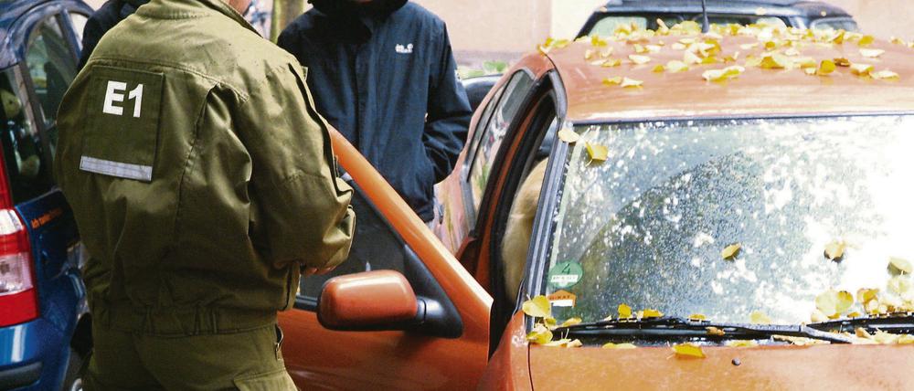 Kapuze auf. Bei der bundesweiten Großrazzia gegen die rechte vereinigung HDJ stieß die Polizei gestern in Berlin auch auf den rechten Versandhändler Eric K. aus Sachsen.