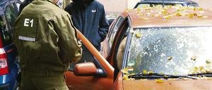 Kapuze auf. Bei der bundesweiten Großrazzia gegen die rechte vereinigung HDJ stieß die Polizei gestern in Berlin auch auf den rechten Versandhändler Eric K. aus Sachsen.