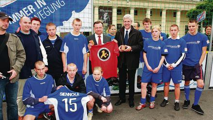 Straßenfußball für Tolerenz. Brandenburgs Sportminister Holger Rupprecht begleitete die Schüler aus Zossen.