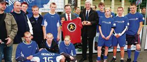 Straßenfußball für Tolerenz. Brandenburgs Sportminister Holger Rupprecht begleitete die Schüler aus Zossen.