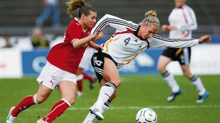 Erfolgreich am Ball: Potsdams Nationalspielerin Babett Peter (r.), hier am Mittwoch im EM-Qualifikationsspiel in Basel im Duell mit der Schweizerin Ramona Bachmann.