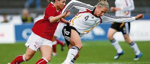 Erfolgreich am Ball: Potsdams Nationalspielerin Babett Peter (r.), hier am Mittwoch im EM-Qualifikationsspiel in Basel im Duell mit der Schweizerin Ramona Bachmann.