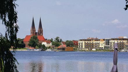 Fontanestadt Neuruppin  hier der Blick über den Ruppiner See auf die Klosterkirche: Eine Stadt, so korrupt wie alle, oder noch mehr?