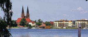 Fontanestadt Neuruppin hier der Blick über den Ruppiner See auf die Klosterkirche: Eine Stadt, so korrupt wie alle, oder noch mehr?