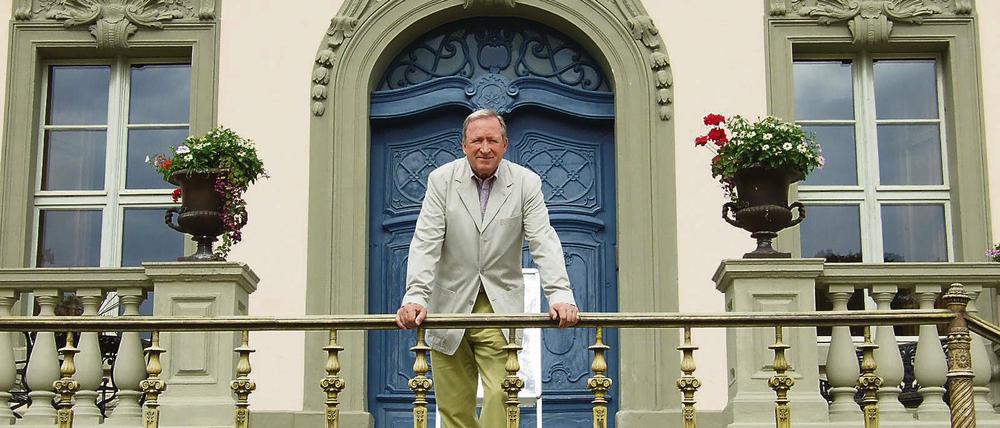 Hermann Sylvius Graf von Pückler vor dem Schloss Cottbus-Branitz.