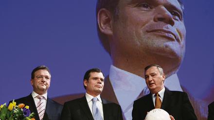 Teamspiel auf Zeit. Friedbert Pflüger und CDU-Landeschef Ingo Schmitt im März 2006 nach Pflügers Wahl zum Spitzenkandidaten.