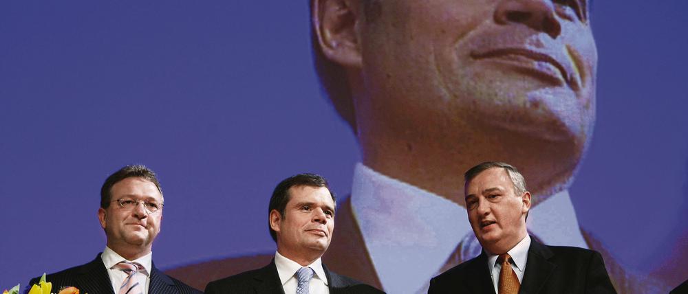 Teamspiel auf Zeit. Friedbert Pflüger und CDU-Landeschef Ingo Schmitt im März 2006 nach Pflügers Wahl zum Spitzenkandidaten.