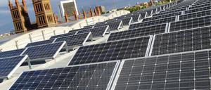 Ökostrom für Parlamentsbüros. Die Bundestagsverwaltung hat auf dem Außenministerium  im Hintergrund die Friedrichwerdersche Kirche  eine große Photovoltaik-Anlage von Solon installiert.