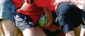 Kampf ums ovale Lederei: Die Rugbyspieler des USV Potsdam (rot-schwarze Kleidung) starten in die neue Saison.