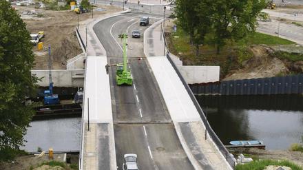 Die neue Schlossbrücke in Oranienburg ist gestern nach einer rund einjährigen Bauzeit für den Verkehr freigegeben worden. Durch die Verlagerung der B 273 wird der Schlossplatz entscheidend aufgewertet.