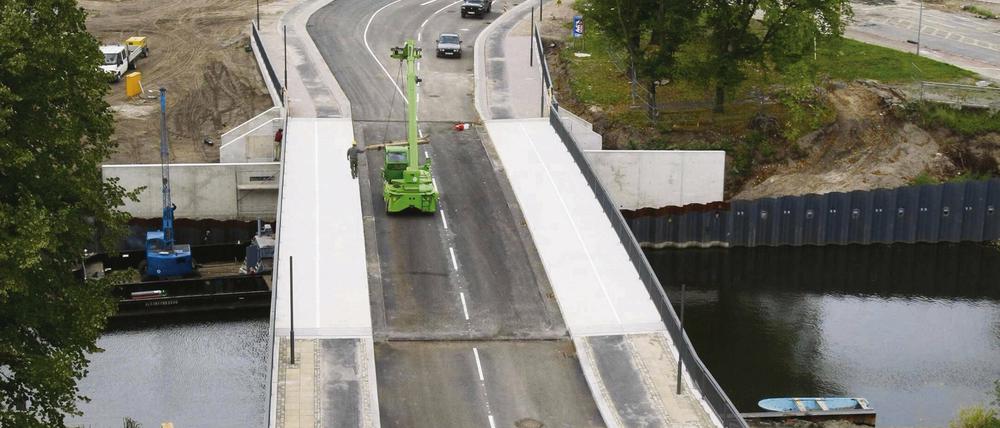 Die neue Schlossbrücke in Oranienburg ist gestern nach einer rund einjährigen Bauzeit für den Verkehr freigegeben worden. Durch die Verlagerung der B 273 wird der Schlossplatz entscheidend aufgewertet.