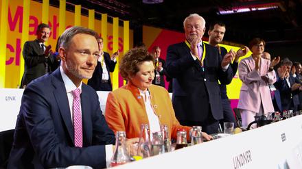 Der Parteivorsitzende Lindner, daneben Ex-Parteivize Nicola Beer, und die stellvertretenden Parteichefs Kubicki, Vogel, Stark-Watzinger: Hauptsache einig