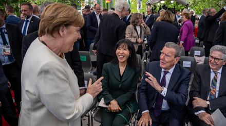 Entspannte Begrüßung: die ehemaligen Kanzler Angela Merkel und Gerhard Schröder beim Staatsakt zu „75 Jahre Grundgesetz“ auf dem Forum zwischen Bundestag und Bundeskanzleramt.
