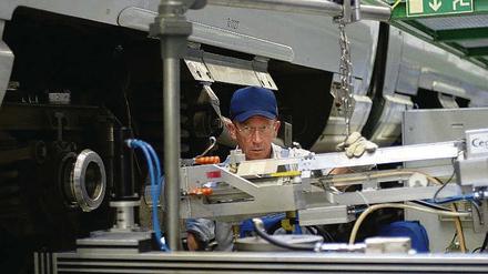Exakte Arbeit  hohe Verantwortung. Ein Ultraschall-Prüfer in Rummelsburg.