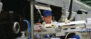 Exakte Arbeit  hohe Verantwortung. Ein Ultraschall-Prüfer in Rummelsburg.