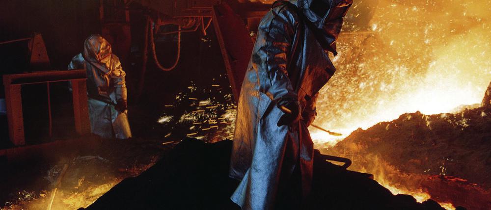 Abstich in Eisenhüttenstadt. Der Konzern Arcelor-Mittal will seine Produktion weltweit um 15 Prozent senken. Die 2700 Beschäftigten in Brandenburg sollen davon zunächst nicht betroffen sein. In der Belegschaft kursieren aber schon Gerüchte über Kürzungen.