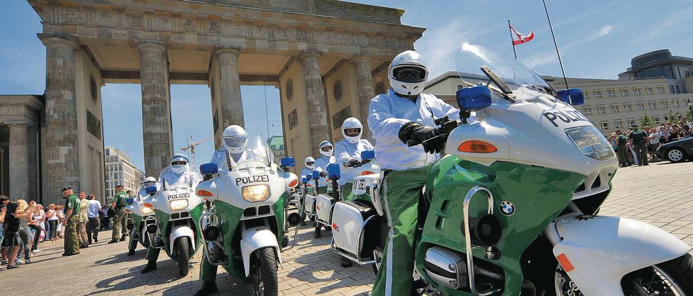 Die Tage sind gezählt. Die Berliner Polizei wird Staatsgäste künftig wohl nicht mehr ausschließlich auf BMW-Modellen durch die Stadt geleiten  für die Motorradstaffel wurden jetzt 35 Moto Guzzi in Italien bestellt.