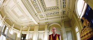 Altar an der Stirnwand. Gen Kelsang Ananda, der Leiter der Kadampa-Gruppe, im früheren Festsaal des Schlosses.