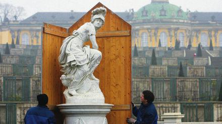 Winterfest. Die Skulpturen im Schlosspark Sanssouci haben einen Bretterschutz bekommen.