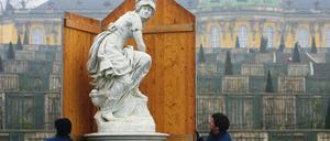 Winterfest. Die Skulpturen im Schlosspark Sanssouci haben einen Bretterschutz bekommen.