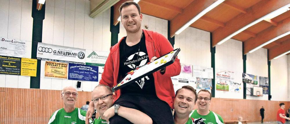 Hoch soll er leben. Zehn Jahre lang war Silvio Krause bei Grün-Weiß Werder aktiv – erst als Spielmacher, dann als Trainer. Mit ihm holte der Club seine größten Erfolge. Für diese Arbeit dankten ihm die Fans beim letzten Spiel in Grünheide.