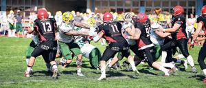 Was für ein Tumult. Die Royals-Abwehr stemmt sich gegen Kölns Angriff.