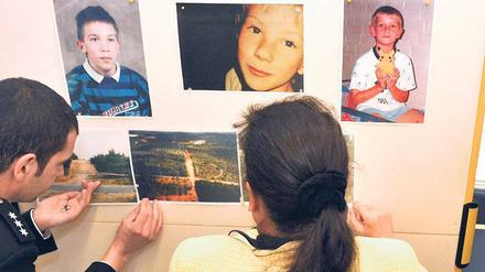 &amp;#Gesichter der Opfer. Polizeibeamte der Soko-Dennis zeigten vorige Woche Bilder von drei toten Kindern und deren Fundorte an einer Pinnwand. Fast zehn Jahre nach dem Mord an dem kleinen Dennis ist der verdächtige Martin N. festgenommen worden, der auch für weitere Morde verantwortlich sein soll. Seine Spur führt auch nach Berlin.