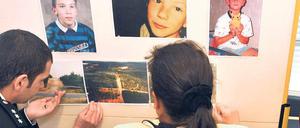 &amp;#Gesichter der Opfer. Polizeibeamte der Soko-Dennis zeigten vorige Woche Bilder von drei toten Kindern und deren Fundorte an einer Pinnwand. Fast zehn Jahre nach dem Mord an dem kleinen Dennis ist der verdächtige Martin N. festgenommen worden, der auch für weitere Morde verantwortlich sein soll. Seine Spur führt auch nach Berlin.