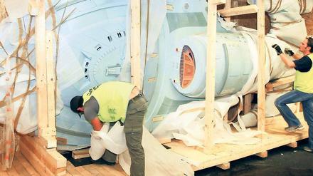 &amp;#Raumschiff Voyager wird ausgepackt. Das Requisit aus der Serie Raumschiff Enterprise ist Bestandteil der Star-Trek-Ausstellung, die am 1. Mai im Filmpark eröffnet wird. Sechs Monate können Fans auf der Brücke der USS Enterprise 1701 D sitzen und auf 1200 Quadratmetern Ausstellungsfläche in die Welt von Star Trek eintauchen.