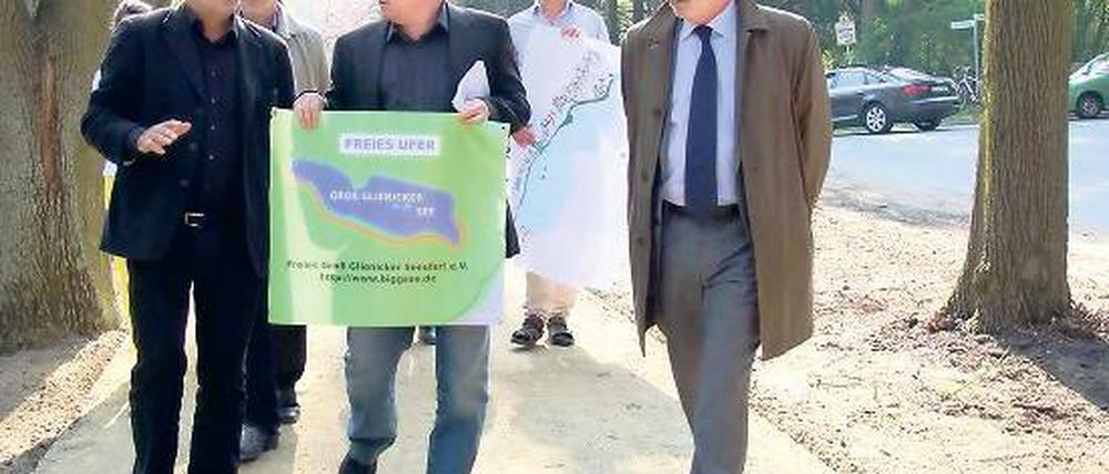 &amp;#Der Weg ist das Ziel. Oberbürgermeister Jann Jakobs (SPD, r.) übergab gestern ein Stück befestigten Uferwegs am Groß Glienicker See. An die den Weg sperrenden Anrainer verschickt die Stadt jetzt Kaufangebote.