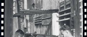 Zurück in die Zukunft. Der durch Metropolis brausende Verkehr wurde per Hand animiert. 300 Modellautos wurden für 2100 Einzelbilder millimeterweise bewegt, aus acht Tagen Arbeit wurden zehn Sekunden Film. Im Hintergrund ist der Neue Turm Babel zu sehen. Reales Vorbild für die Zukunftsstadt waren die Häuserschluchten von New York.