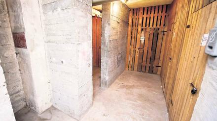 &#Der Fundort. Die Wohnung des Vaters wurde untersucht und von der Polizei versiegelt. Im Keller des Hauses entdeckten die Beamten den Toten in der Nacht.