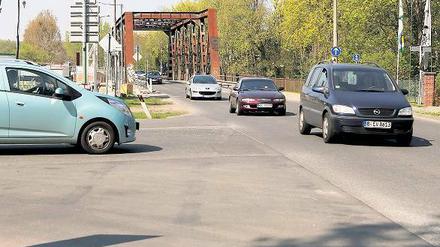 &#Nadelöhr. Wer aus der Amundsenstraße auf die Nedlitzer Straße in Richtung Neu Fahrland abbiegen will, hat es derzeit schwer. Auch Abbieger, die aus der Stadt kommend in die Amundsenstraße wollen, halten den Verkehr auf. Ein Kreisel soll die Situation entzerren jetzt kann er vielleicht doch in diesem Jahr gebaut werden.