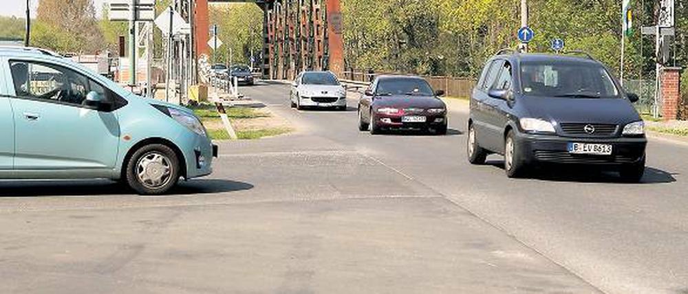 &amp;#Nadelöhr. Wer aus der Amundsenstraße auf die Nedlitzer Straße in Richtung Neu Fahrland abbiegen will, hat es derzeit schwer. Auch Abbieger, die aus der Stadt kommend in die Amundsenstraße wollen, halten den Verkehr auf. Ein Kreisel soll die Situation entzerren  jetzt kann er vielleicht doch in diesem Jahr gebaut werden.