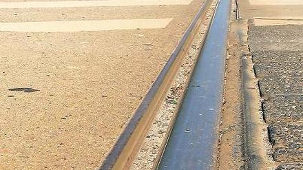 &#Verschlissen. 30 Jahre rollten die Straßenbahnen über diese Gleise zur Glienicker Brücke und wieder zurück. Über die Sommerferien sollen sie ausgetauscht werden.