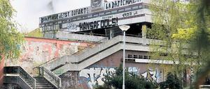 Ein Bild des Jammers. Seit 15 Jahren gammelt das einst beliebte Terrassenrestaurant Minsk vor sich hin. Benannt wurde es nach der Hauptstadt Weißrusslands, damals Partnerstadt von Potsdam. Inzwischen mehren sich die Stimmen, die einen Erhalt des DDR-Bauwerks fordern.
