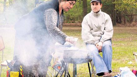 Eine Familie aus dem Wedding beim Grillen im Berliner Tiergarten Berlin.