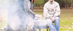 Eine Familie aus dem Wedding beim Grillen im Berliner Tiergarten Berlin.