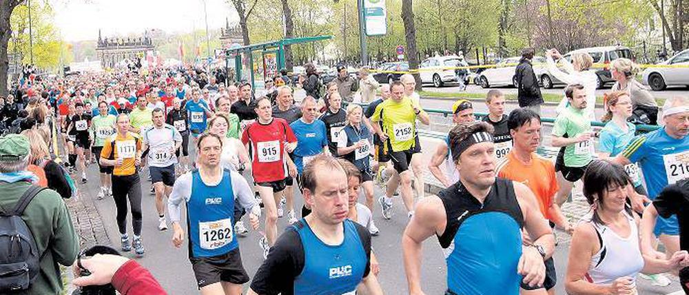 Massenandrang. Rund 2400 Läuferinnen und Läufer sind gestern beim 8. Potsdamer Drittelmarathon über 14,065 Kilometer mit dem Startschuss der Ex-Biathletin Kati Wilhelm auf die Strecke geschickt worden. Die Pokale holten sich diesmal die Amerikanerin Dawn Domaschk und der Marokkaner Abdou Oukioud.